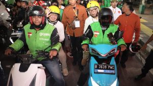 Pasangan calon Gubernur dan Wakil Gubernur Jakarta Ridwan Kamil-Suswono (RIDO) saat naik ojek online | ist