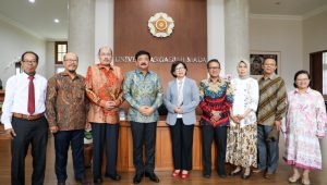 Menko Polhukam Hadi Tjahjanto (tengah kemeja biru) dalam kuliah umum di Universitas Gadjah Mada, Yogyakarta, Selasa, 24/9/2024 | ist