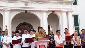Ketua KPU DKI Jakarta Wahyu Dinata memimpin deklarasi Kampanye Damai Pilgub Jakarta 2024 di kawasan Kota Tua, Jakarta Barat, Selasa, 24/9/2024 | Ali Mansur/Forum Keadilan