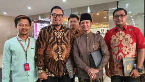 Penceramah Rifky Alaydrus bersama kuasa hukumnya. Raden Reza Pramadia, ke Bareskrim Mabes Polri, Rabu, 25/9/2024 | Reynaldi Adi Surya/Forum Keadilan