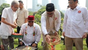Pasangan calon Gubernur dan Wakil Gubernur Jakarta nomor urut 1, Ridwan Kamil (menabur bunga)-Suswono (sebelah kanan), mengawali hari pertama kampanye Pilgub Jakarta 2024 dengan berziarah ke Taman Pemakaman Umum (TPU) Karet Bivak, Jakarta Pusat, Rabu, 25/9/2024 | ist