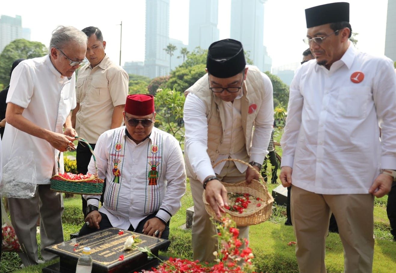 Ridwan Kamil-Suswono Awali Kampanye dengan Ziarah di TPU Karet Bivak