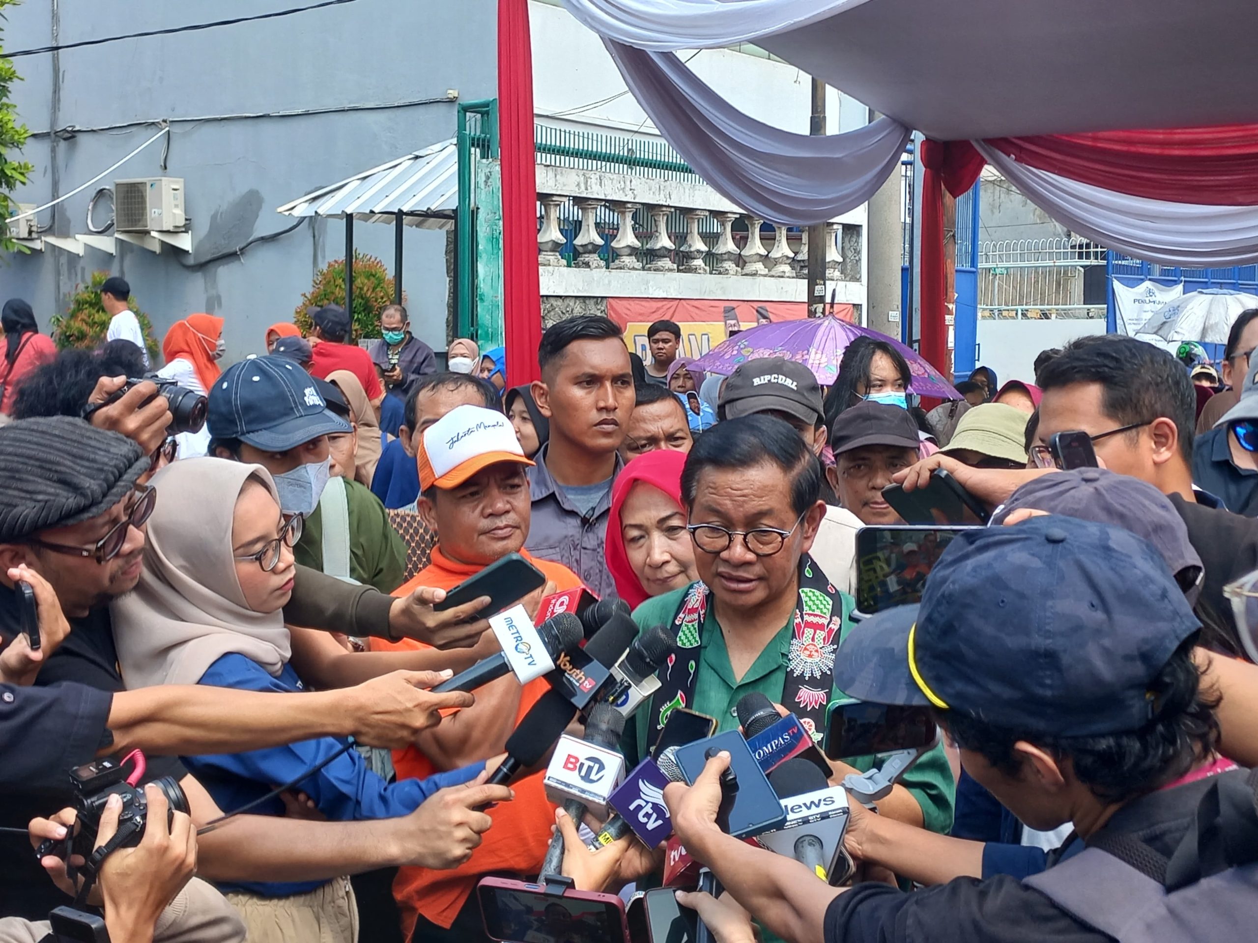 Pramono Janji Bangun Pagar Pembatas Rumah Warga dan CCTV di Pinggir Rel Cideng