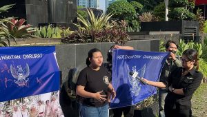 Peneliti ICW Seira Tamara Herlambang di depan Gedung Merah Putih Komisi Pemberantasan Korupsi (KPK), Jakarta Selatan, pada Senin, 30/9/2024 | Merinda Faradianti/Forum Keadilan