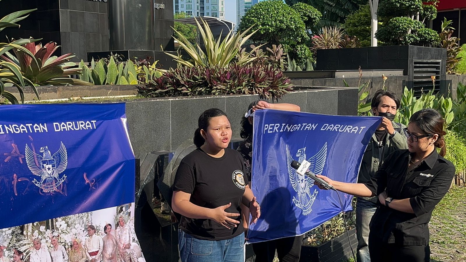 Warning Peringatan Darurat, ICW Lakukan Teatrikal ‘Timpuk Dinasti Mulyono’