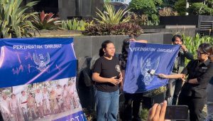 Peneliti ICW Seira Tamara Herlambang di depan Gedung Merah Putih Komisi Pemberantasan Korupsi (KPK) pada Senin, 30/9/2024 | Merinda Faradianti/Forum Keadilan