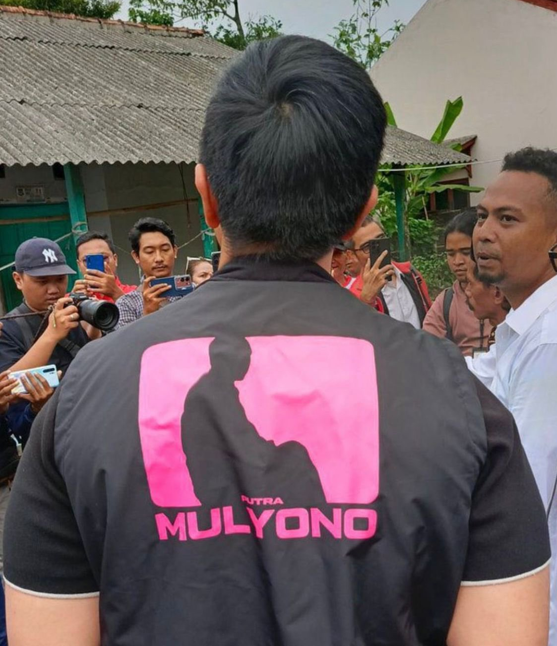 Kaesang Blusukan ke Tangerang Pakai Rompi ‘Putra Mulyono’