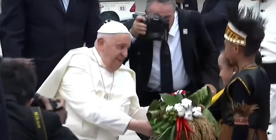 Paus Fransiskus Tiba di Indonesia, Disambut dan Diberikan Hand Bouquet oleh 2 Anak