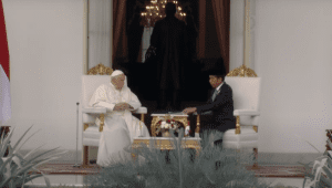Pemimpin gereja Katolik sekaligus Kepala Negara Vatikan Paus Fransiskus dan Presiden Joko Widodo (Jokowi) duduk bersama di Veranda Istana Negara, Rabu, 4/9/2024 | YouTube Sekretariat Presiden