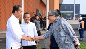 Presiden Joko Widodo (Jokowi) ditemani oleh Fahri Hamzah dalam acara peresmian smelter tembaga dan pemurnian logam mulia PT Amman Mineral Internasional di Sumbawa Barat, Nusa Tenggara Barat (NTB), Senin, 23/9/2024. | Dok Muchlis Jr - Biro Pers Sekretariat Presiden