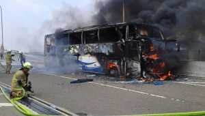 Bus pariwisata yang membawa 58 anak TK terbakar di KM 03 Tol Wiyoto Wiyono, Jatinegara, Jakarta Timur, Kamis, 24/10/2024 | Ist