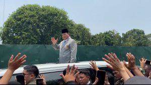 Momen Prabowo Subianto menyapa warga saat meninggalkan acara peringatan HUT ke-79 TNI di Monumen Nasional (Monas), Jakarta Pusat, Sabtu, 5/10/2024 | Ari Kurniasyah/Forum Keadilan