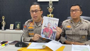 Kabid Humas Polda Metro Jaya Kombes Pol Ade Ary Syam Indradi saat memberikan keterangan kepada media, dengan memegang foto tersangka penjulan bayi 11 bulan, Senin, 7/10/2024 | Ari Kurniansyah/Forum Keadilan