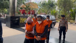 Para tersangka dalam perkara dugaan tindak pidana korupsi berupa penerimaan hadiah atau janji oleh penyelenggara negara atau yang mewakilinya di Provinsi Kalsel tahun anggaran 2024–2025 | Merindra Faradianti/Forum Keadilan