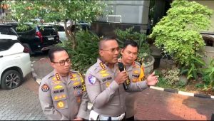 Direktur Lalu Lintas Polda Metro Jaya Kombes Pol M. Latif Usman (tengah), Kapolres Metro Jakarta Pusat Kombes Pol Susatyo Purnomo Condro (kiri), dan Kabid Humas Polda Metro Jaya Kombes Pol Ade Ary Syam Indradi (kanan), saat memberikan keterangan kepada media di Polda Metro Jaya, Jakarta Selatan, Kamis, 17/10/2024 | Ari Kurniansyah/Forum Keadilan