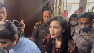 Istri terdakwa Harvey Moeis, Sandra Dewi di Pengadilan Tindak Pidana Korupsi (Tipikor) PN Jakarta Pusat, Senin, 21/10/2024 | Merinda Faradianti/Forum Keadilan