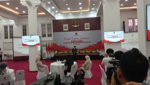 Eks Menko PMK Muhadjir Effendy saat melakukan serah terima jabatan kepada Menteri PMK Kabinet Merah Putih Pratikno dan Menteri Koordinator Bidang Kesejahteraan Masyarakat Muhaimin Iskandar (Cak Imin) di Gedung PMK, Jakarta Pusat, Senin, 21/10/2024 | Syahrul Baihaqi/Forum Keadilan