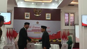 Eks Menko PMK Muhadjir Effendy salaman dengan Menko Pemberdayaan Masyarakat Muhaimin Iskandar | Syahrul Baihaqi/Forum Keadilan