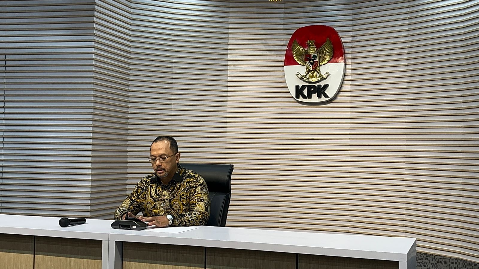 KPK Geledah Beberapa Lokasi di Jatim: Sita Kendaraan, Uang Tunai hingga Barang Bukti Elektronik