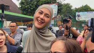 Artis Paula Verhoeven tidak banyak memberikan pernyataan setelah menghadiri sidang cerai perdananya dengan Baim Wong di Pengadilan Agama Jakarta Selatan, Rabu, 23/10/2024 | Ari Kurniansyah/Forum Keadilan