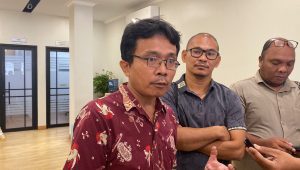 Kuasa Hukum Rudy Soik, Judianto Simanjutak (batik merah), Ipda Rudy Soik (Polo biru gelap), saat memberikan keterangan kepada media di kantor Komnas HAM, Menteng, Jakarta Pusat, Jumat, 25/10/2024 | Ari Kurniansyah/Forum Keadilan