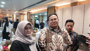 Anggota Badan Pengawas Pemilu (Bawaslu) Lolly Suhenti dan Ketua Bawaslu RI Rahmat Bagja usai menandatangani kerja sama dengan beberapa organisasi pemantau Pemilu dalam rangka pelaksanaan pengawasan tahapan Pemilihan Kepala Daerah (Pilkada) 2024, Selasa, 29/10/2024 | Syahrul Baihaqi/Forum Keadilan