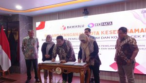 Ketua Badan Pengawas Pemilihan Umum (Bawaslu) Rahmat Bagja menandatangani kerja sama dengan beberapa organisasi pemantau Pemilu dalam rangka pelaksanaan pengawasan tahapan Pemilihan Kepala Daerah (Pilkada) 2024 | Syahrul Baihaqi/Forum Keadilan