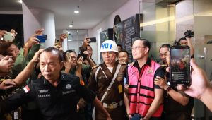 Thomas Lembong saat digiring ke Rutan Salemba setelah diperiksa JAM-Pidsus Kejaksaan Agung, Selasa, 29/10/2024 | Forum Keadilan