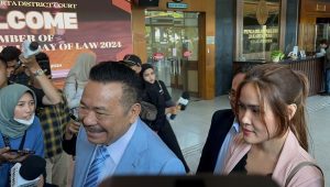 Jessica Kumala Wongso didampingi kuasa hukumnya Otto Hasibuan menyambangi Pengadilan Negeri (PN) Jakarta Pusat, Rabu, 9/10/2024| Merinda Faradianti/ Forum Keadilan