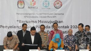 Komisi Pemilihan Umum (KPU) RI, Badan Pengawas Pemilu (Bawaslu) RI, Komisi Penyiaran Indonesia (KPI) Pusat, dan Dewan Pers, menandatangani surat keputusan bersama (SKB) pembentukan gugus tugas untuk Pilkada 2024, di Kantor Dewan Pers, Jakarta, Selasa, 22/10/2024. | Instagram @kpu_ri