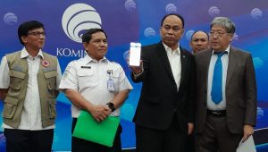 Menkominfo Budi Arie Setiadi memperlihatkan peringatan dini bencana melalui telepon genggam di Kantor Kominfo, Jakarta Pusat, Selasa, 1/10/2024 | Novia Suhari/Forum Keadilan