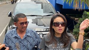 Kuasa hukum Nikita Mirzani, Fahmi Bachmid (kiri), artis Nikita Mirzani (kanan) saat memberikan keterangan kepada media di gedung SPKT Polda Metro Jaya, Jakarta Selatan, Kamis, 3/10/2024 | Ari Kurniansyah/Forum Keadilan