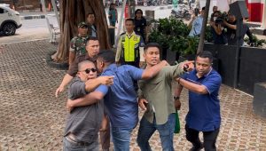 Body Guard Komut PT Mineral Trobos Bentrok dengan Wartawan di Gedung Merah Putih KPK, Selasa, 8/10/2024 | Merinda Faradianti/Forum Keadilan