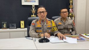 Kabid Humas Polda Metro Jaya, Kombes Pol Ade Ary Syam Indradi (kiri) didampingi Kasubdit Penmas Humas Polda Metro Jaya Kompol Bambang Askar Sodiq (Kanan) di Polda Metro Jaya, Jakarta Selatan, Rabu, 9/10/2024 | Ari Kurniansyah/Forum Keadilan