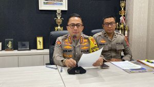 Kabid Humas Polda Metro Jaya, Kombes Pol Ade Ary Syam Indradi (kiri) didampingi Kasubdit Penmas Humas Polda Metro Jaya Kompol Bambang Askar Sodiq (Kanan) di Polda Metro Jaya, Jakarta Selatan, Rabu, 9/10/2024 | Ari Kurniansyah/Forum Keadilan