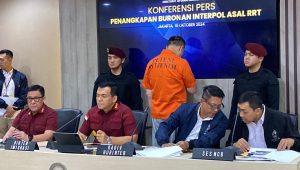 Direktur Jenderal Imigrasi, Silmy Karim (tengah) Kadiv Hubinter Polri Irjen Krishna Murti (kanan) saat memberikan keterangan kepada media di gedung Direktorat Jenderal Imigrasi Kamis, 10/10/2024 | Ari Kurniansyah/Forum Keadilan