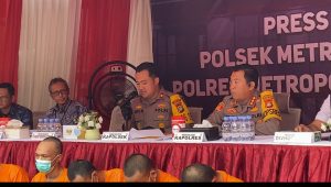 Kapolsek Menteng Kompol Bayu Marfiando (tengah) saat memberikan keterangan kepada media, di Polsek Metro Menteng, Jakarta Pusat, Senin, 14/10/2024 | Ari Kurniansyah/Forum Keadilan