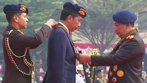 Presiden Joko Widodo Dianugerahi Medali Kehormatan Loka Praja Samrakshana dari Polri di Mako Brimob, Kelapa Dua, Depok, Jawa Barat pada Senin, 14/10/2024 | YouTube Sekretariat Presiden