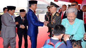 Presiden Joko Widodo (Jokowi) bersalaman dengan Try Sutrisno di ruang tunggu VVIP saat peringatan HUT TNI ke-79 di Monas, Jakarta Pusat, Sabtu, 5/10/2024. | Dok Deputi Bidang Protokol, Pers, dan Media Sekretariat Presiden