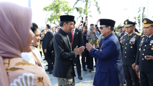 Presiden RI ke-8 Prabowo Subianto mengantar Presiden RI ke-7 Joko Widodo (Jokowi) beserta Iriana Jokowi menuju Bandara Halim Perdana Kusuma Jakarta, Minggu (20/10) sore untuk kembali ke Solo. | Dok Media Prabowo