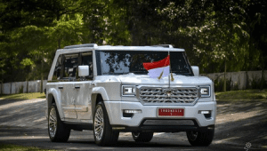 Mobil Pindad Bermerek Maung, tipe MV3 Garuda Limousine berwarna putih | Dokumentasi - PT Pindad