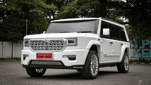 Mobil Pindad Bermerek Maung, tipe MV3 Garuda Limousine berwarna putih | Dokumentasi - PT Pindad