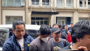 Salah satu tersangka kasus judi online yang melibatkan Komdigi ditangkap di kawasan ruko garden Galaxy, Bekasi Kota, Jawa Barat, Jumat, 1/11/2024 | Ari Kurniansyah/Forum Keadilan