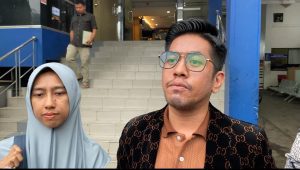 Kuasa Hukum pelapor YT, Rendi Rumapea (tengah), korban/pelapor YT (kiri) usai melakukan pelaporan di Polda Metro Jaya, Selasa, 5/11/2024 | Ari Kurniansyah/Forum Keadilan