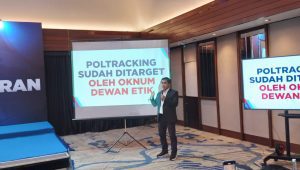 Direktur Poltracking Masduri Amrawi saat melakukan jumpa pers di kawasan Kebon Sirih, Jakarta Pusat, Jumat, 8/11/2024 | Muhammad Reza/Forum Keadilan