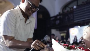 Seorang penggemar setia itel membuat momen spesial dalam acara peluncuran S25 Series dengan melamar sang kekasih menggunakan Itel Smart Ring sebagai simbol cinta | ist