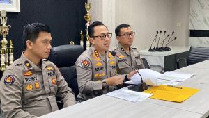 Kabid Humas Polda Metro Jaya Kombes Pol Ade Ary Syam Indradi (tengah) di Polda Metro Jaya, Jakarta Selatan, Sabtu, 16/11/2024 | Ari Kurniansyah/Forum Keadilan