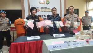 Wakasat Narkoba AKP Telly Areska Putra (tengah) saat memegang barang bukti narkoba hasil tangkapan kepolisian Polres Jakarta Selatan di Polres Jakarta Selatan, Jumat, 29/11/2024 | Ari Kurniansyah/Forum Keadilan