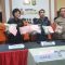 Wakasat Narkoba AKP Telly Areska Putra (tengah) saat memegang barang bukti narkoba hasil tangkapan kepolisian Polres Jakarta Selatan di Polres Jakarta Selatan, Jumat, 29/11/2024 | Ari Kurniansyah/Forum Keadilan