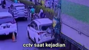 Truk ugal-ugalan tabrak sejumlah pengendara di Cipondoh, Kota Tangerang, Kamis, 31/10/2024 | Twitter @B3doel___